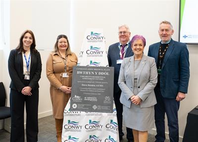 Minister for Children and Social Care, Dawn Bowden, unveils plaque