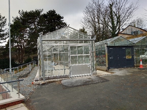 Dewch i weld y siop, canolfan arddio a’r caffi newydd