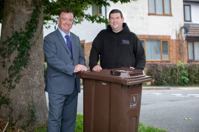 Rhwng mis Hydref 2024 a mis Medi 2025, casglodd Bryson 7125 tunnell o wastraff gardd