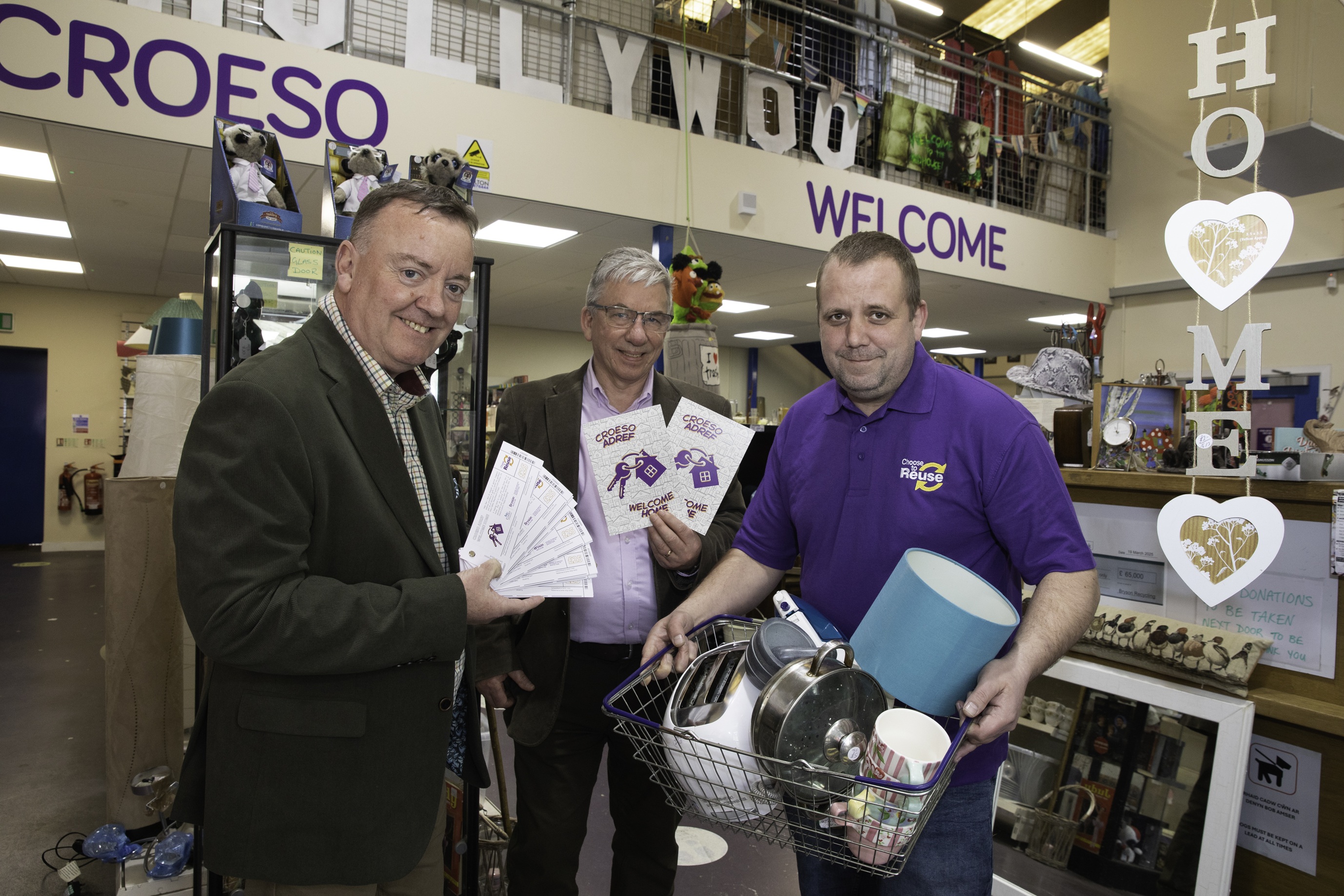 Mae amrywiaeth eang o nwyddau fforddiadwy o safon ar gael i’r cartref yn y siopau Dewis Ailddefnyddio