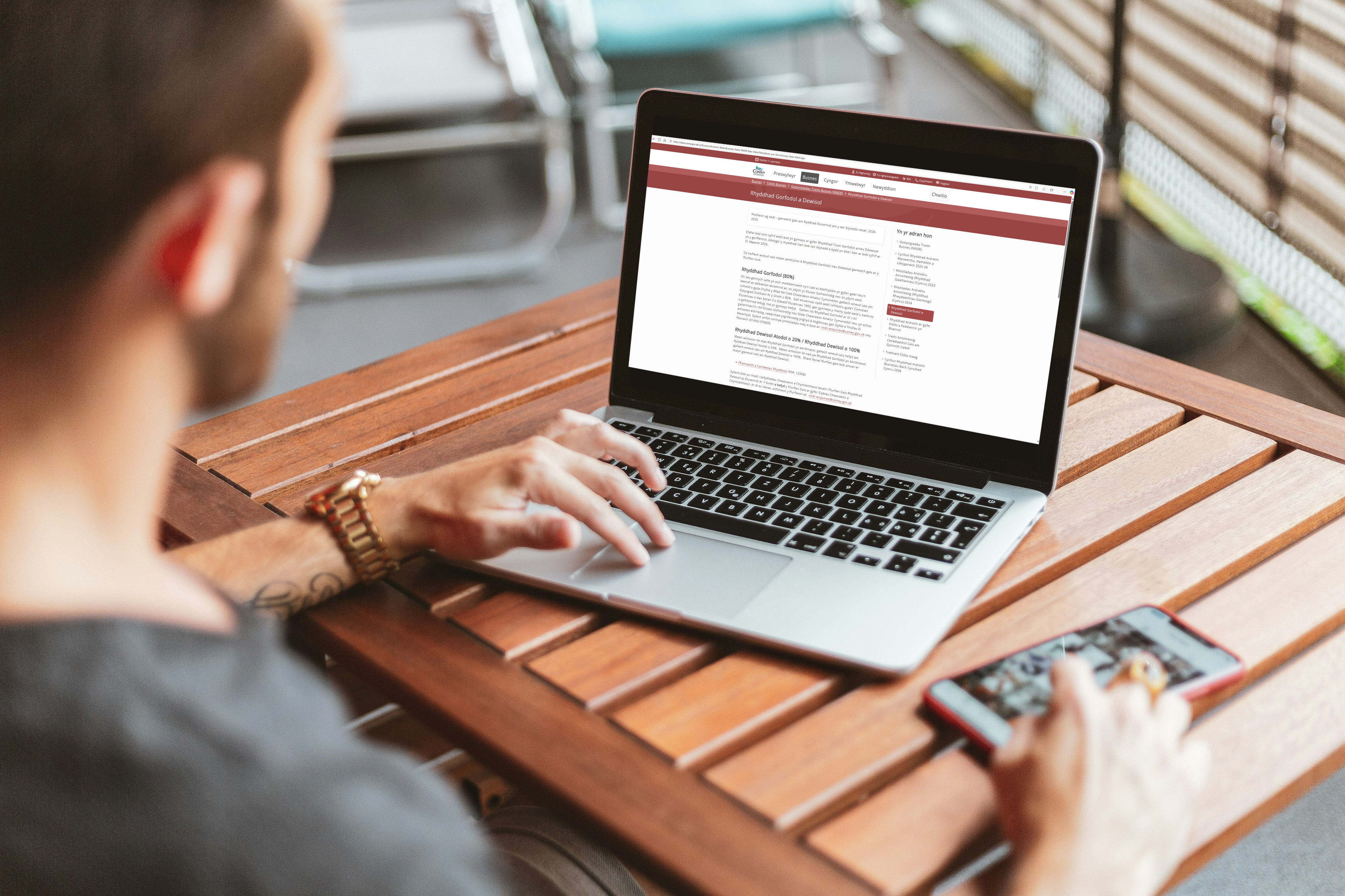 Rhyddhad Gorfodol a Dewisol