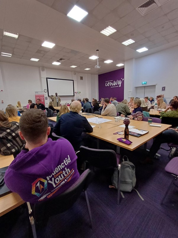 Roedd y digwyddiad yn gyfle i weithwyr ar draws Cymru archwilio gweledigaeth a strategaeth y gronfa